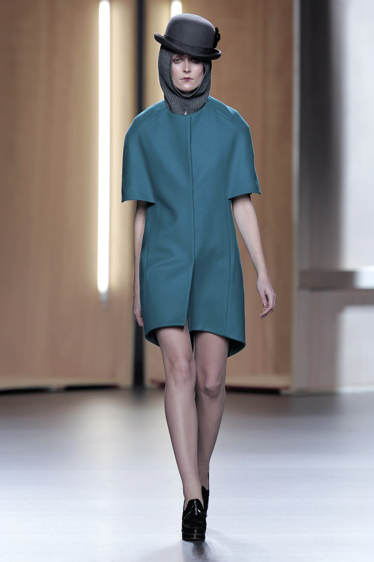 Look 03 de la colección “Time Capsule”, colección otoño invierno 2012-13 de la diseñadora de moda Ana Locking en la Mercedes Benz Fashion Week de Madrid.