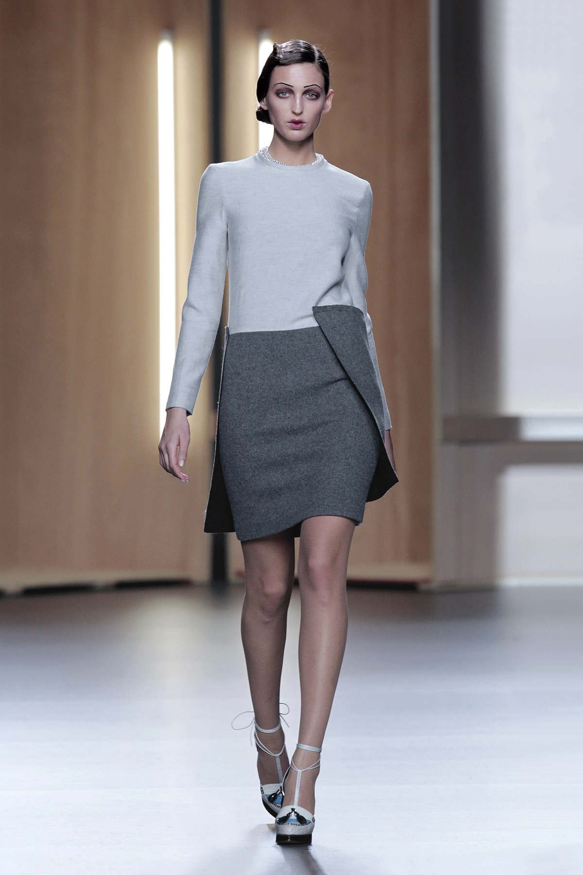 Look 04 de la colección “Time Capsule”, colección otoño invierno 2012-13 de la diseñadora de moda Ana Locking en la Mercedes Benz Fashion Week de Madrid.