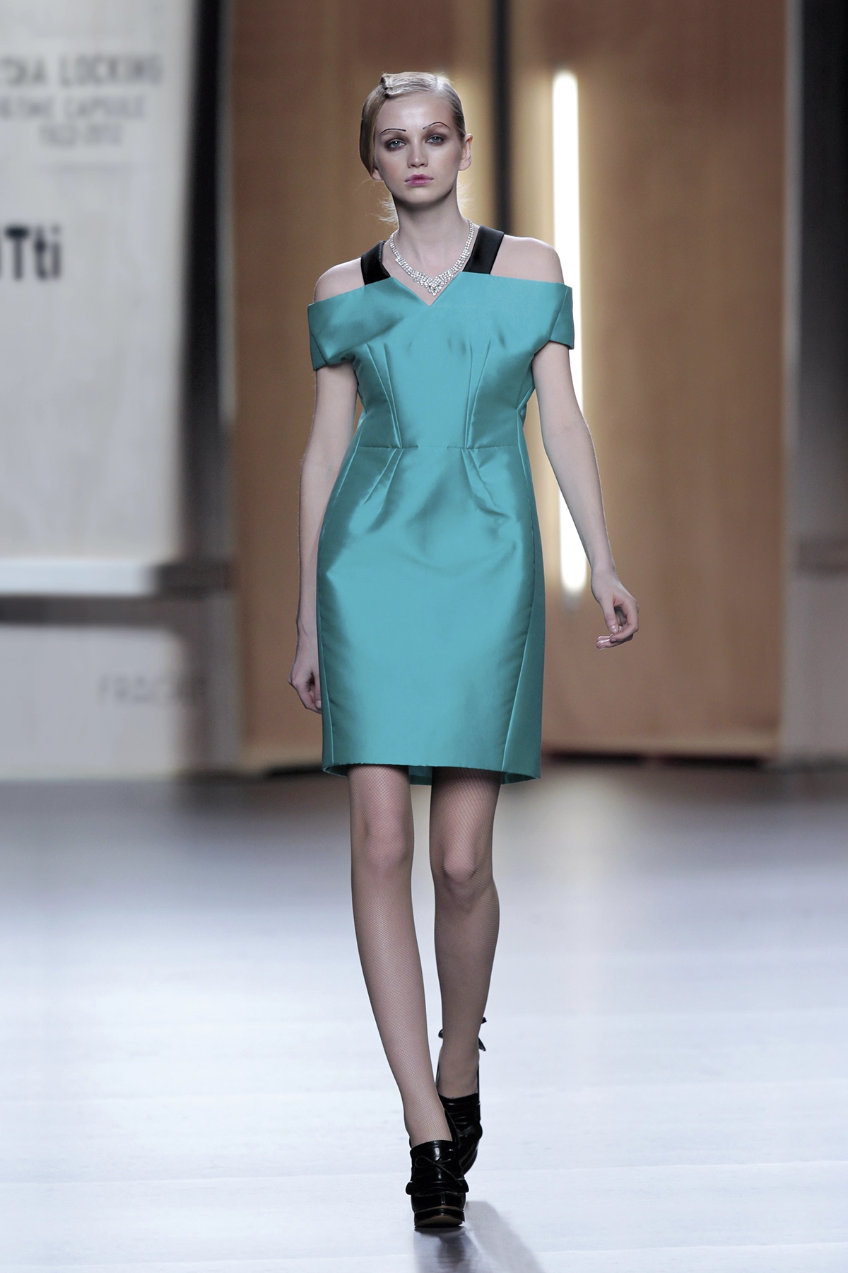 Look 05 de la colección “Time Capsule”, colección otoño invierno 2012-13 de la diseñadora de moda Ana Locking en la Mercedes Benz Fashion Week de Madrid.