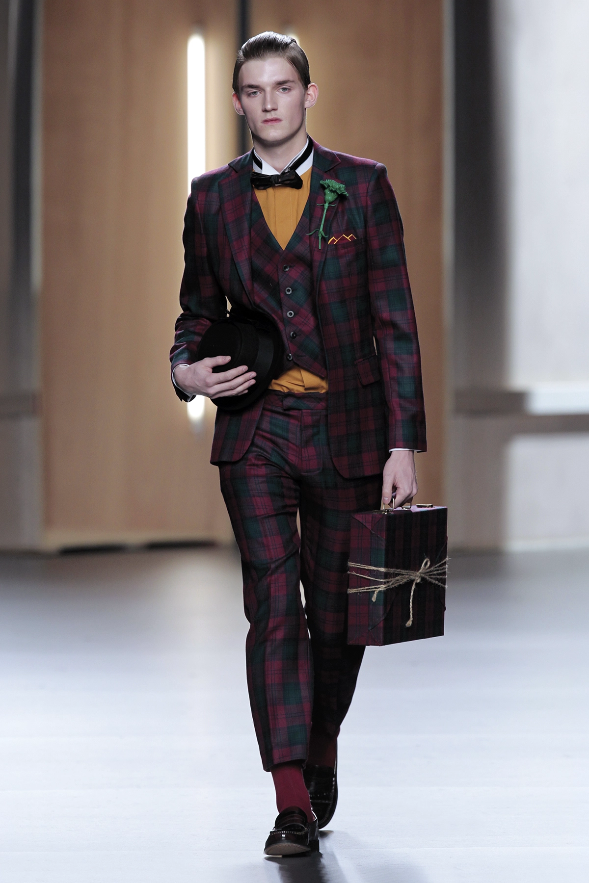 Look 11 de la colección “Time Capsule”, colección otoño invierno 2012-13 de la diseñadora de moda Ana Locking en la Mercedes Benz Fashion Week de Madrid.