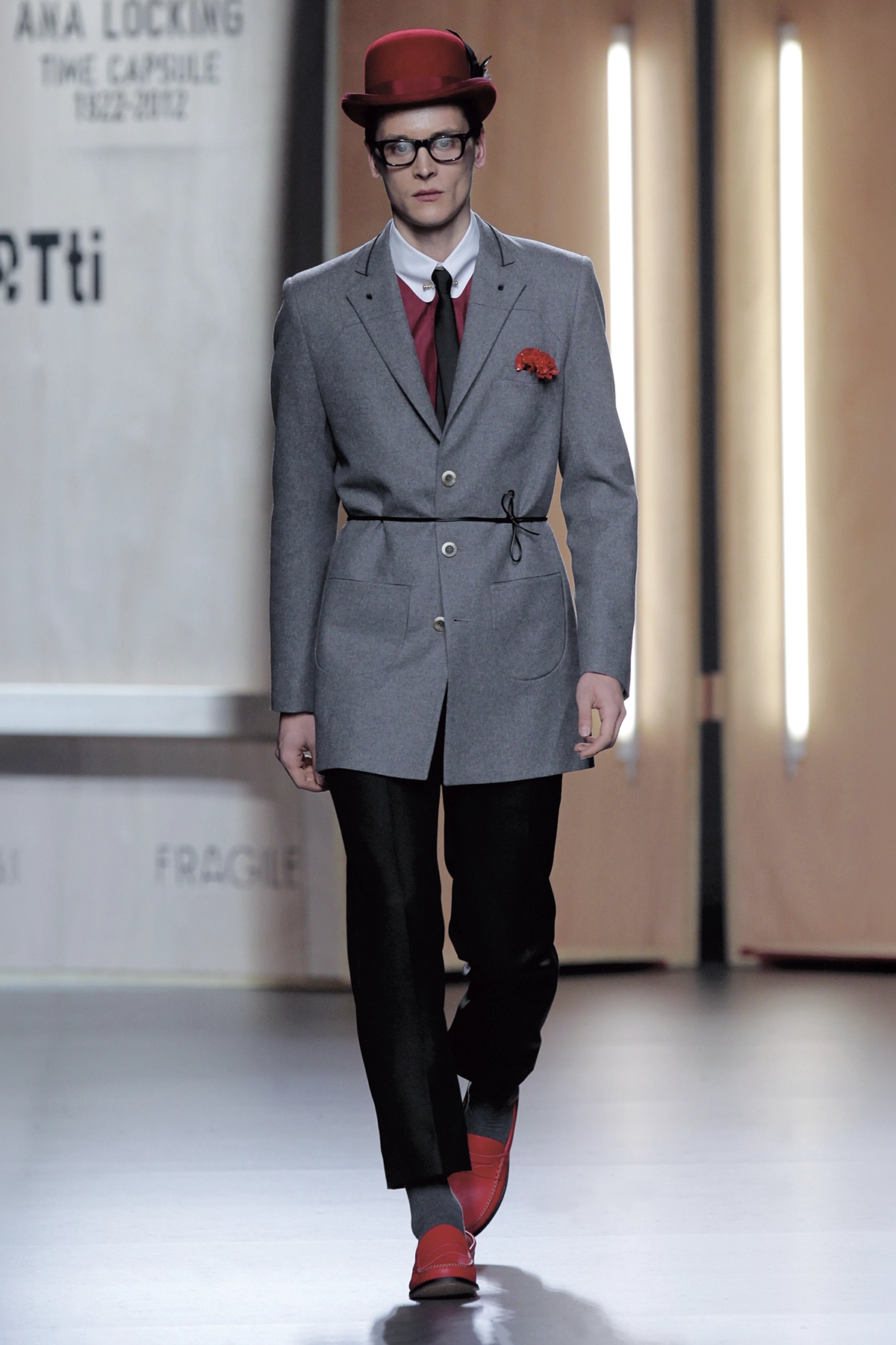 Look 12 de la colección “Time Capsule”, colección otoño invierno 2012-13 de la diseñadora de moda Ana Locking en la Mercedes Benz Fashion Week de Madrid.