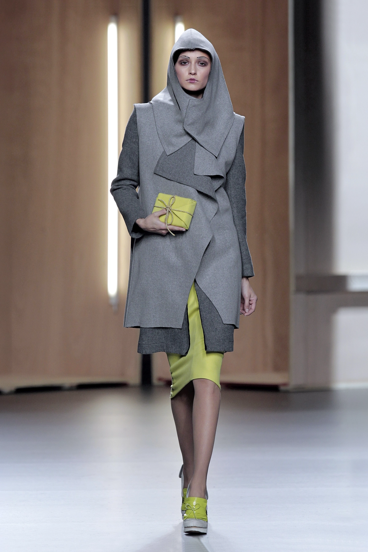 Look 13 de la colección “Time Capsule”, colección otoño invierno 2012-13 de la diseñadora de moda Ana Locking en la Mercedes Benz Fashion Week de Madrid.