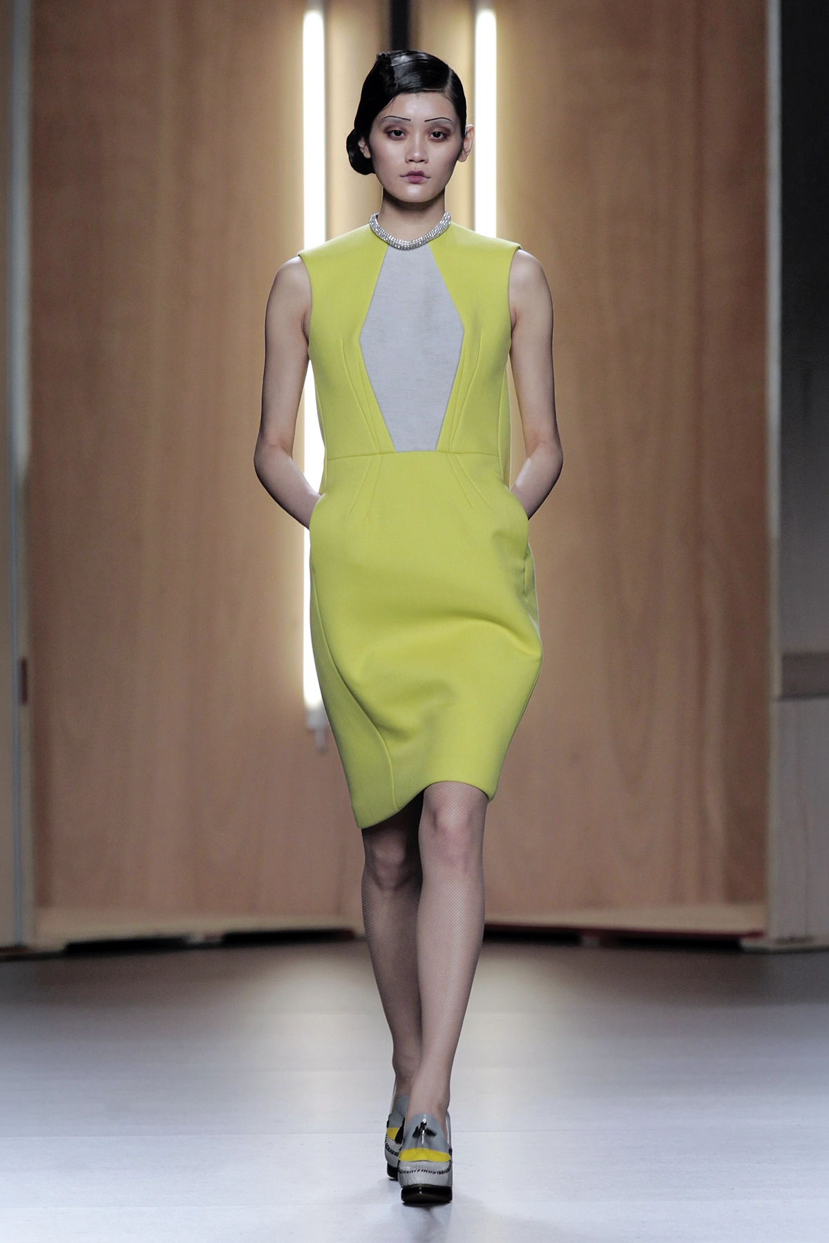 Look 15 de la colección “Time Capsule”, colección otoño invierno 2012-13 de la diseñadora de moda Ana Locking en la Mercedes Benz Fashion Week de Madrid.