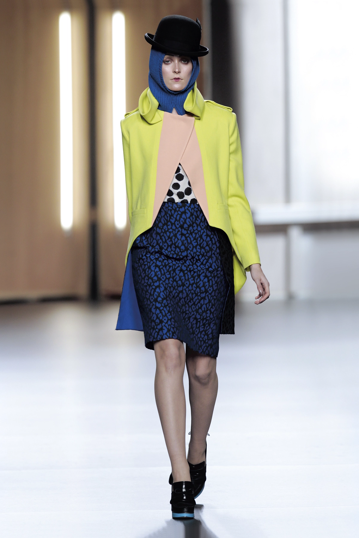 Look 17 de la colección “Time Capsule”, colección otoño invierno 2012-13 de la diseñadora de moda Ana Locking en la Mercedes Benz Fashion Week de Madrid.