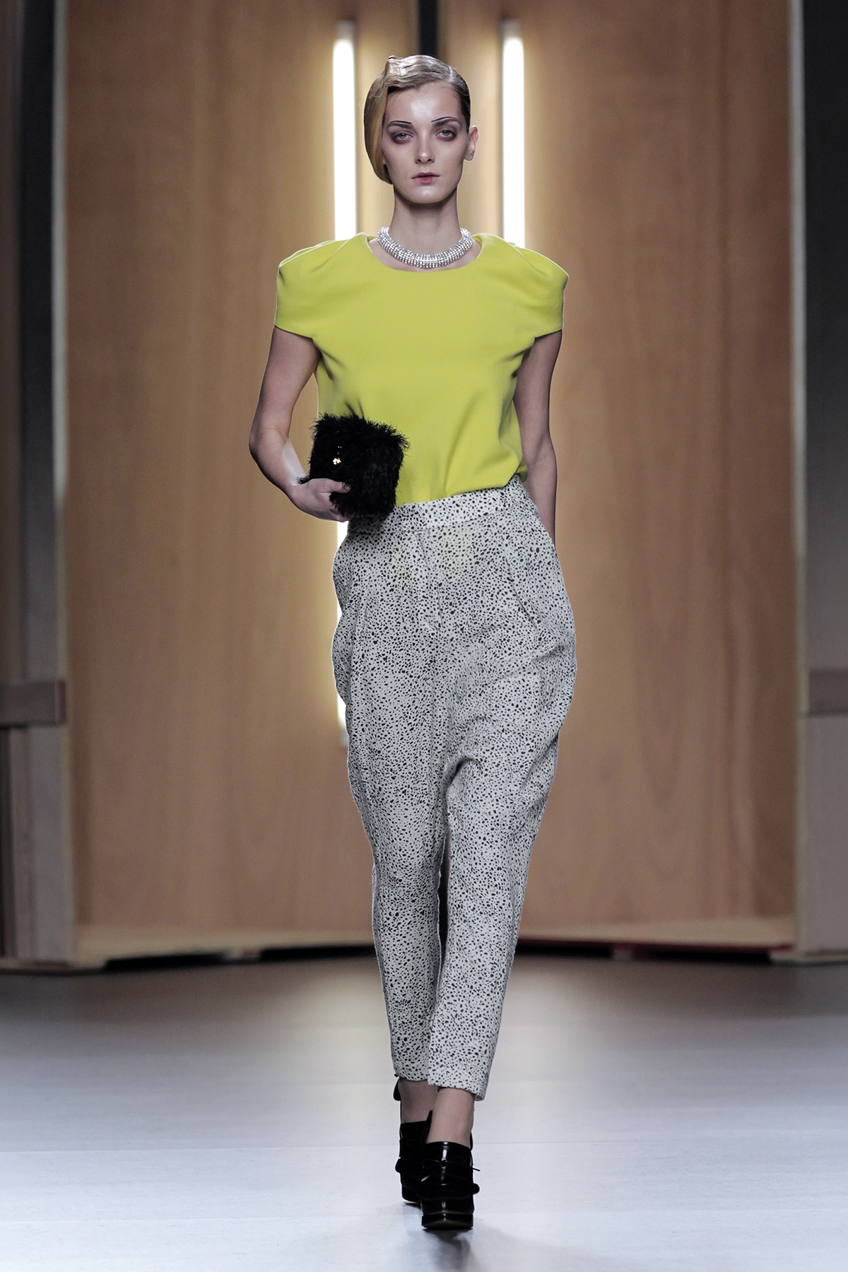 Look 20 de la colección “Time Capsule”, colección otoño invierno 2012-13 de la diseñadora de moda Ana Locking en la Mercedes Benz Fashion Week de Madrid.