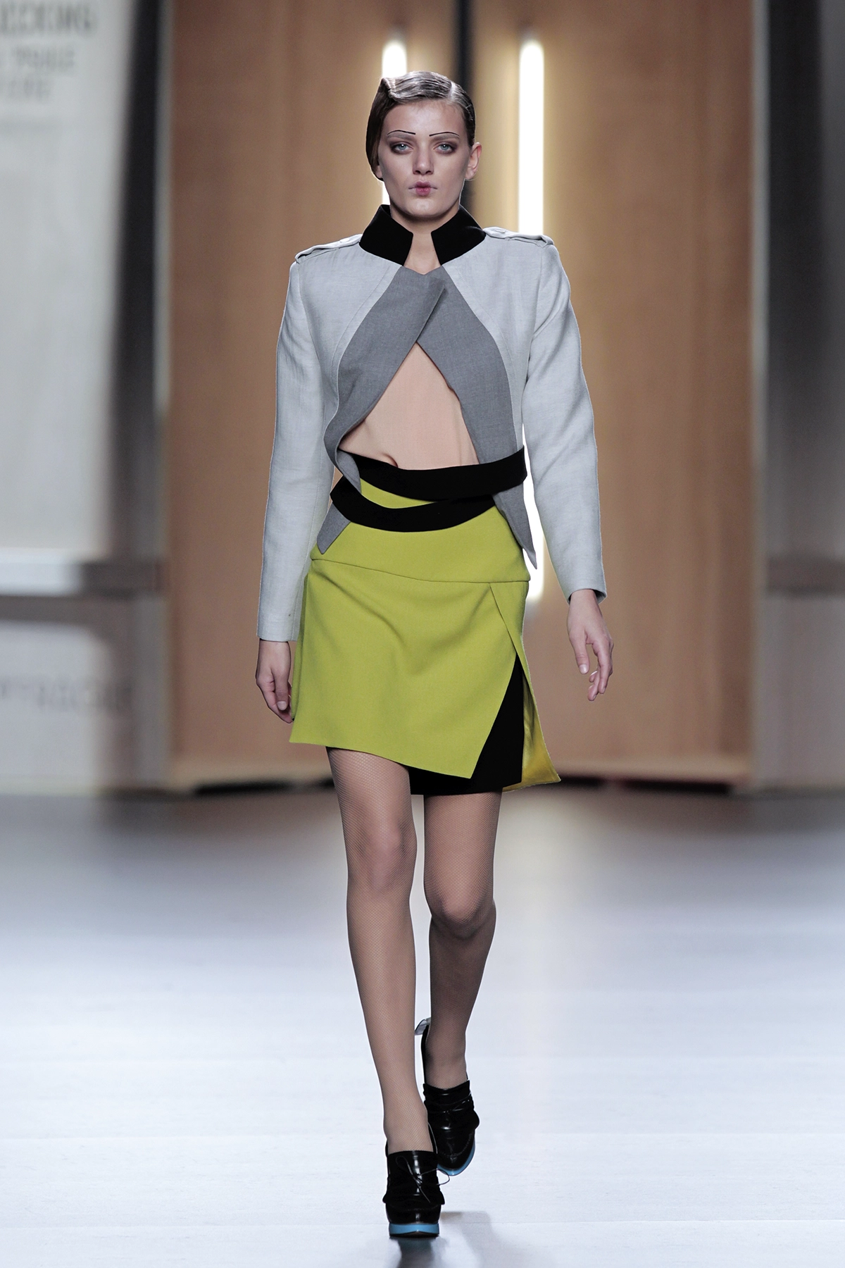 Look 21 de la colección “Time Capsule”, colección otoño invierno 2012-13 de la diseñadora de moda Ana Locking en la Mercedes Benz Fashion Week de Madrid.