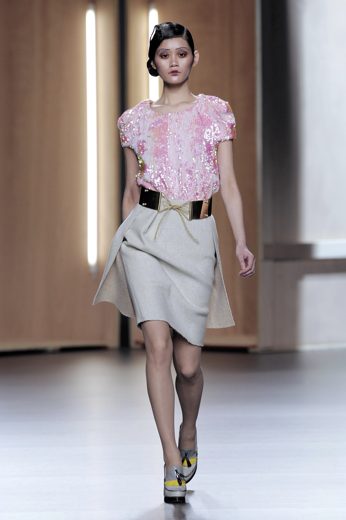 Look 29 de la colección “Time Capsule”, colección otoño invierno 2012-13 de la diseñadora de moda Ana Locking en la Mercedes Benz Fashion Week de Madrid.