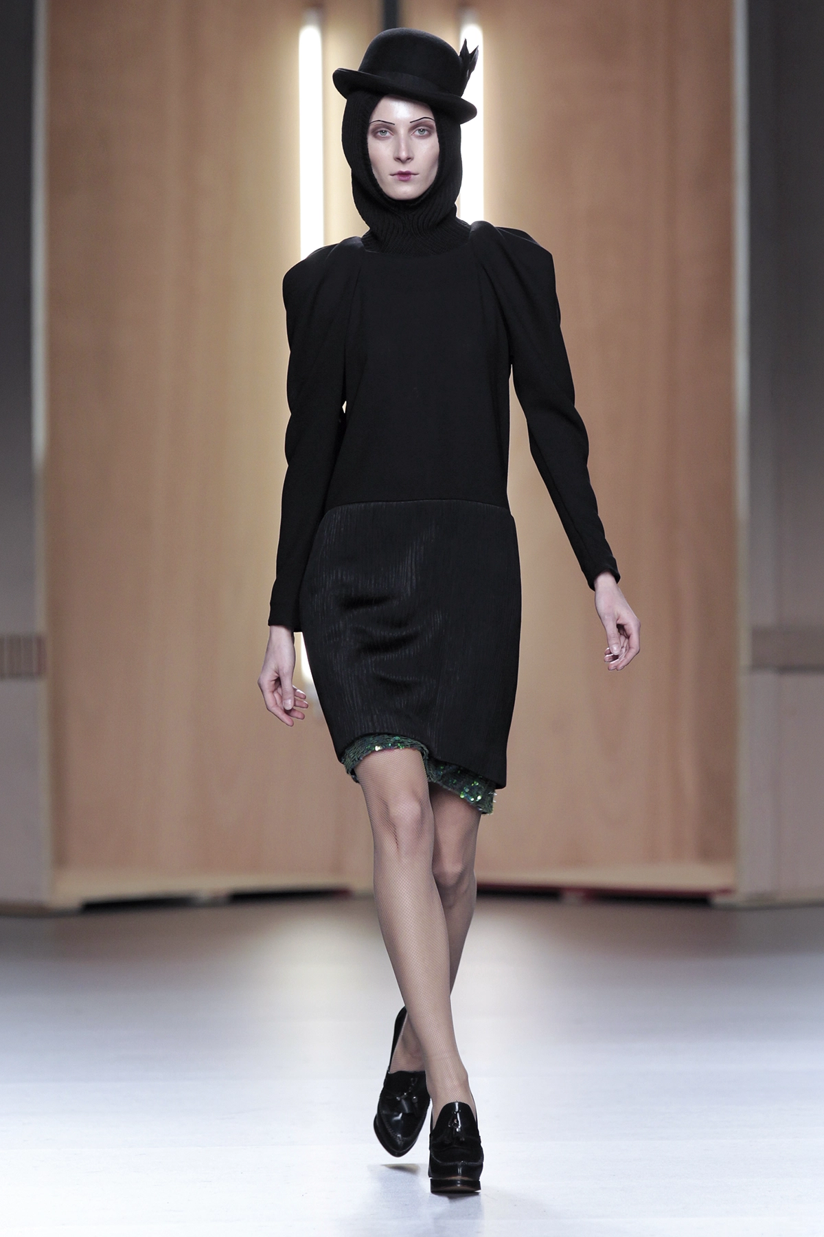 Look 30 de la colección “Time Capsule”, colección otoño invierno 2012-13 de la diseñadora de moda Ana Locking en la Mercedes Benz Fashion Week de Madrid.