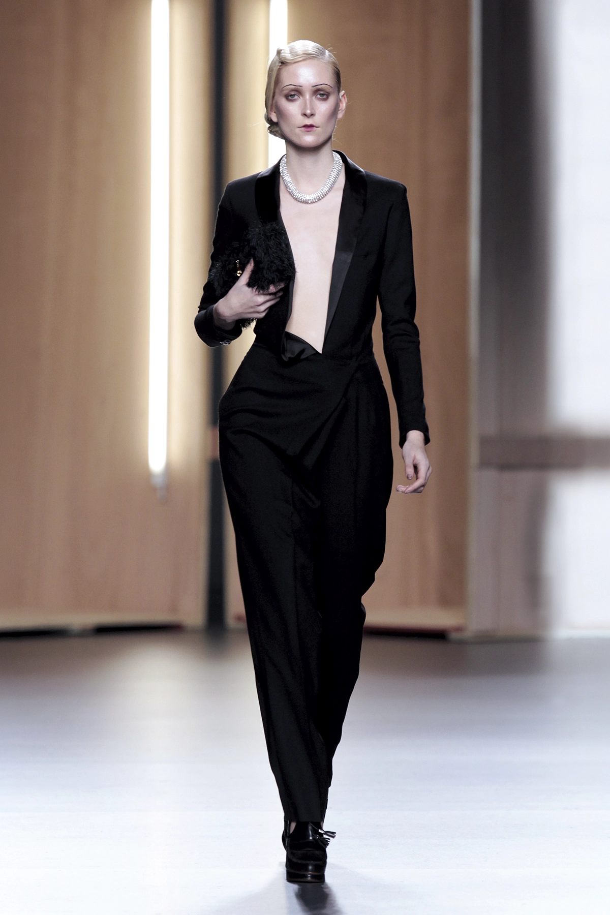 Look 34 de la colección “Time Capsule”, colección otoño invierno 2012-13 de la diseñadora de moda Ana Locking en la Mercedes Benz Fashion Week de Madrid.