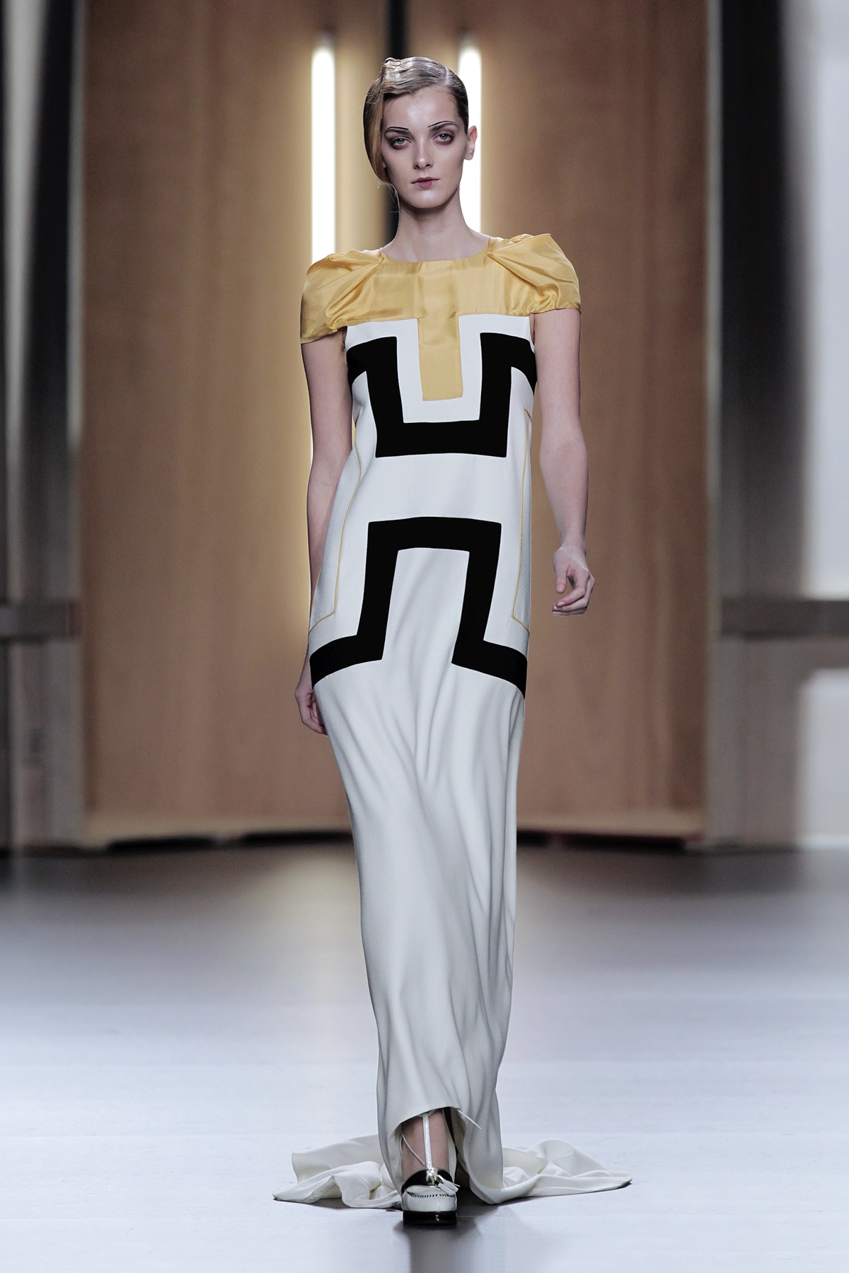 Look 40 de la colección “Time Capsule”, colección otoño invierno 2012-13 de la diseñadora de moda Ana Locking en la Mercedes Benz Fashion Week de Madrid.