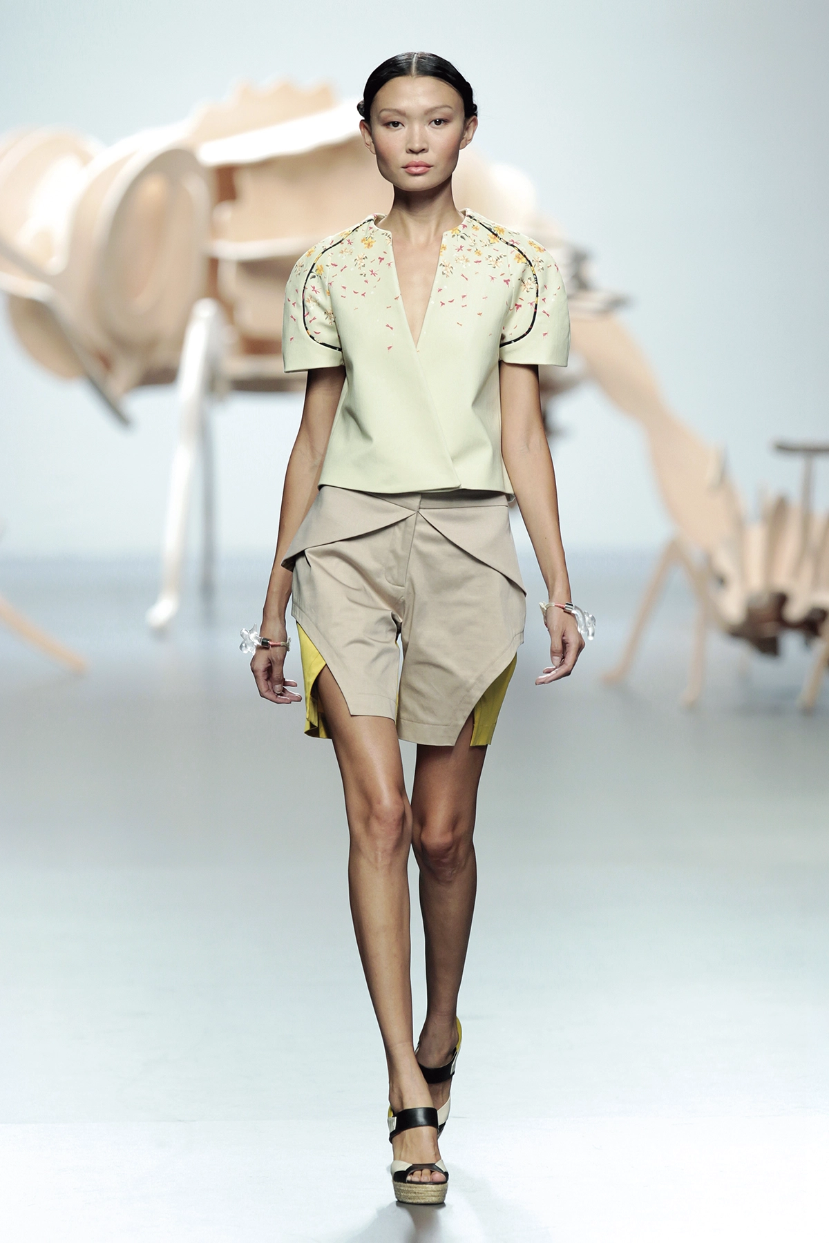 Look 05 de la colección “Under Beauty”, colección primavera verano 2012 de la diseñadora de moda Ana Locking en la Mercedes Benz Fashion Week de Madrid.