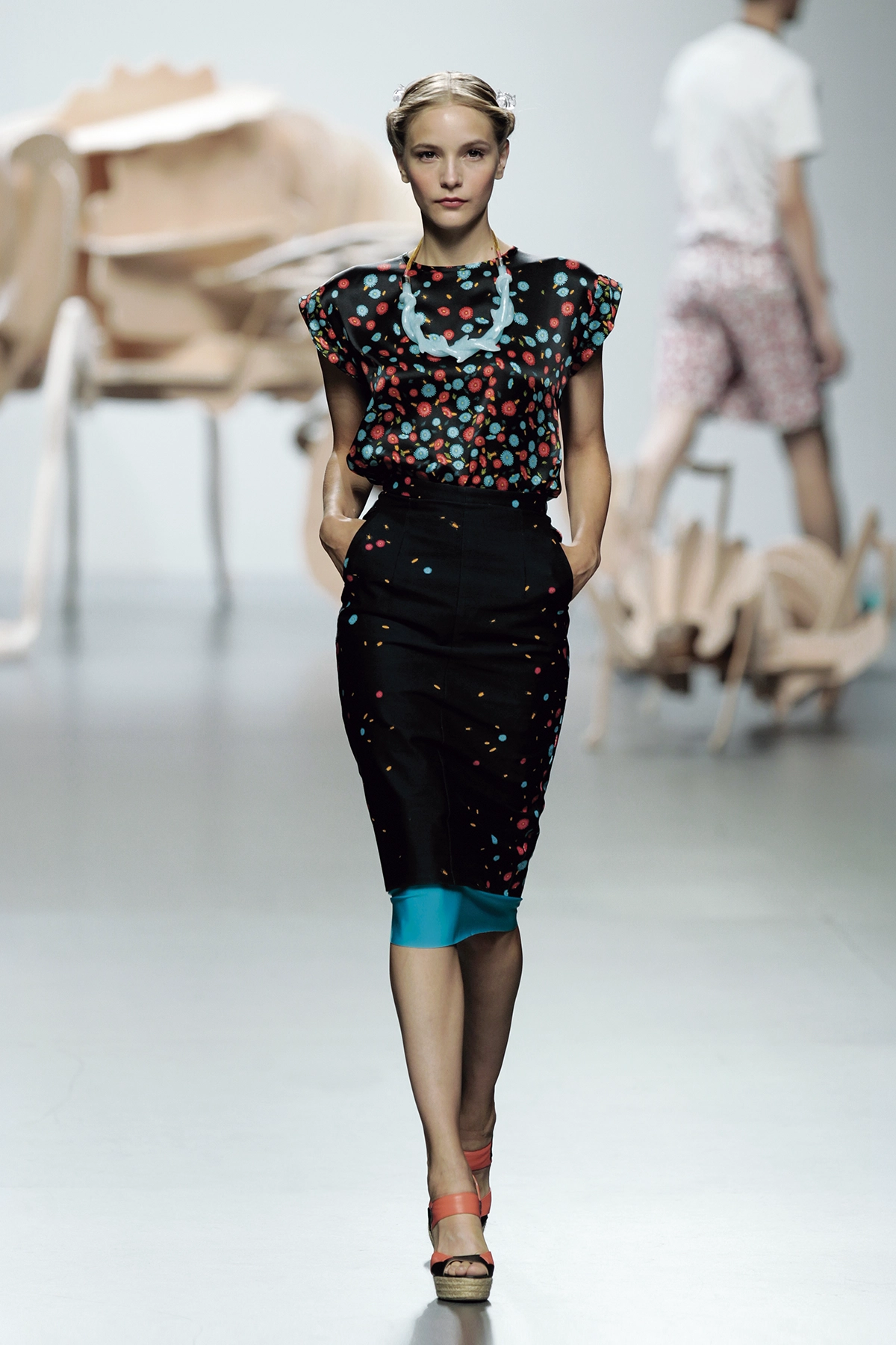 Look 24 de la colección “Under Beauty”, colección primavera verano 2012 de la diseñadora de moda Ana Locking en la Mercedes Benz Fashion Week de Madrid.