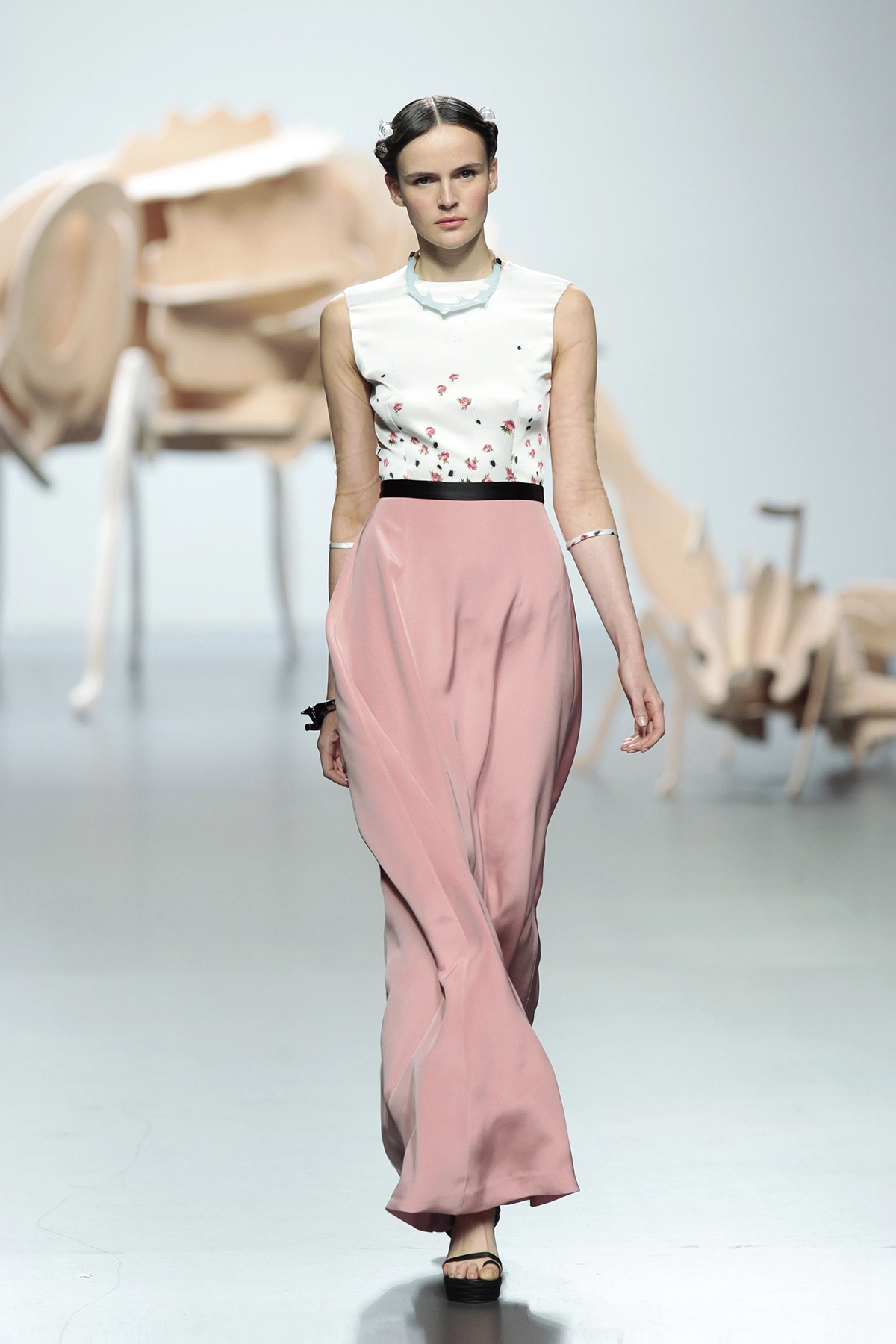 Look 29 de la colección “Under Beauty”, colección primavera verano 2012 de la diseñadora de moda Ana Locking en la Mercedes Benz Fashion Week de Madrid.