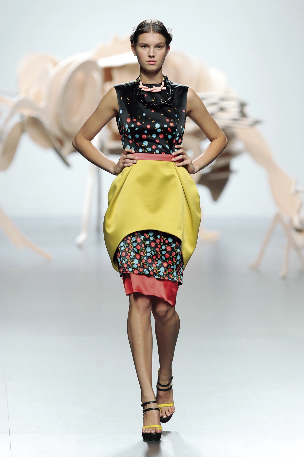 Look 32 de la colección “Under Beauty”, colección primavera verano 2012 de la diseñadora de moda Ana Locking en la Mercedes Benz Fashion Week de Madrid.