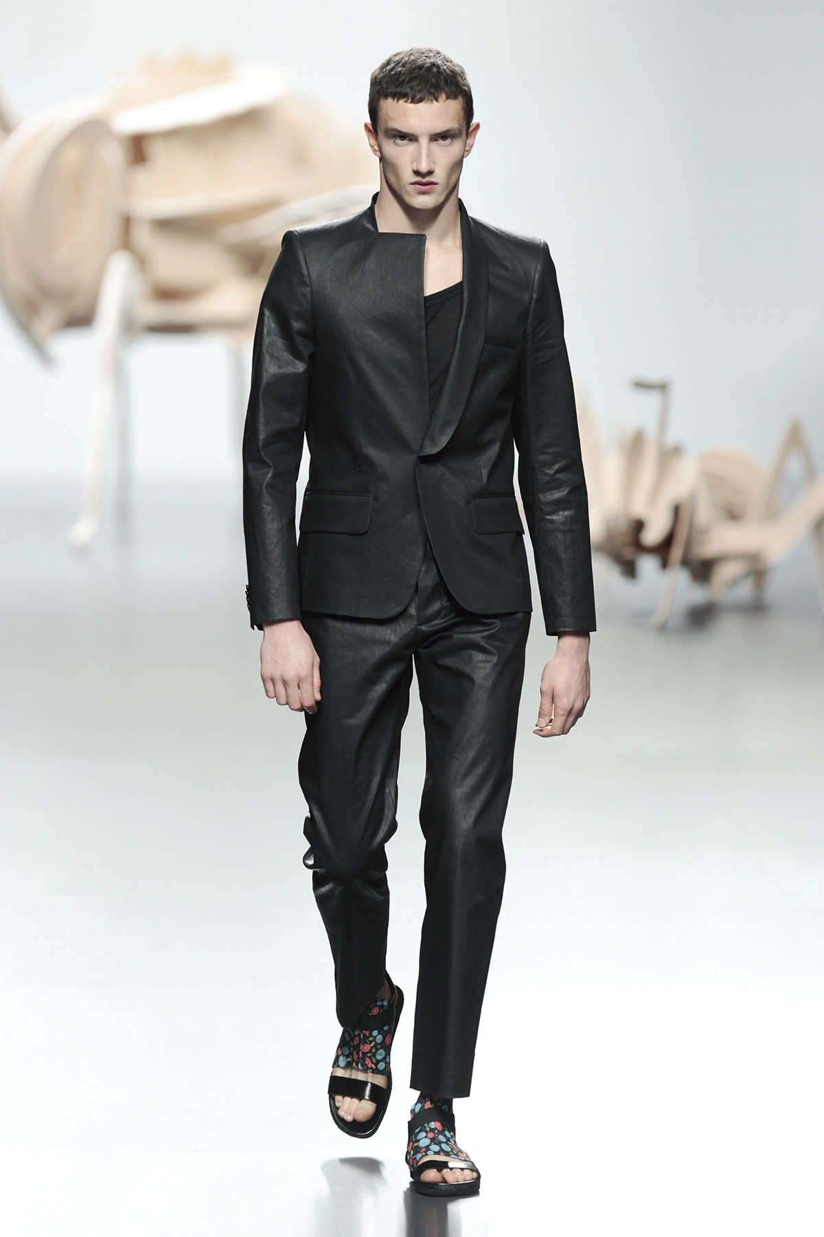 Look 33 de la colección “Under Beauty”, colección primavera verano 2012 de la diseñadora de moda Ana Locking en la Mercedes Benz Fashion Week de Madrid.