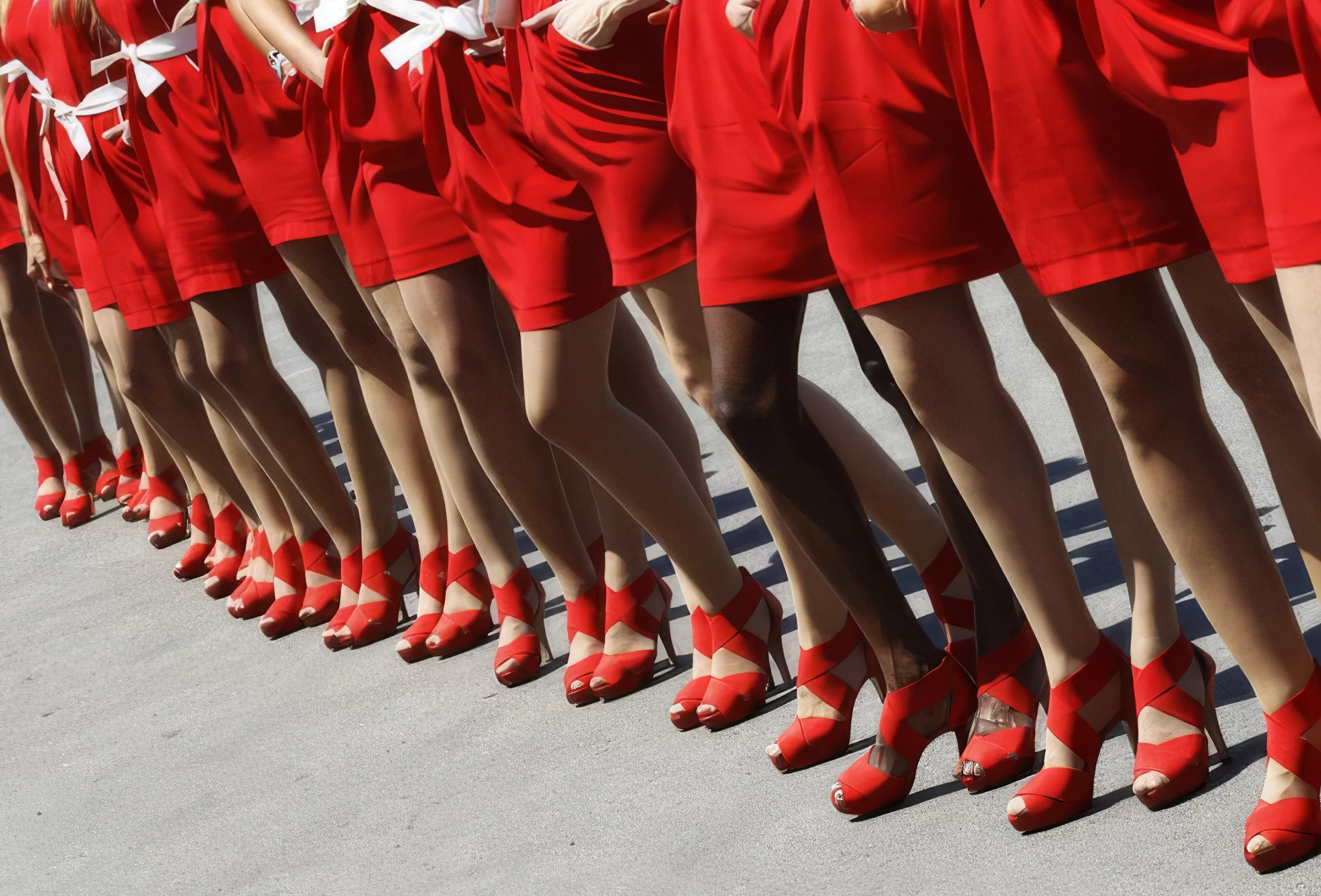 Diseño de los uniformes de la formula 1 del Banco Santander creados por Ana Locking