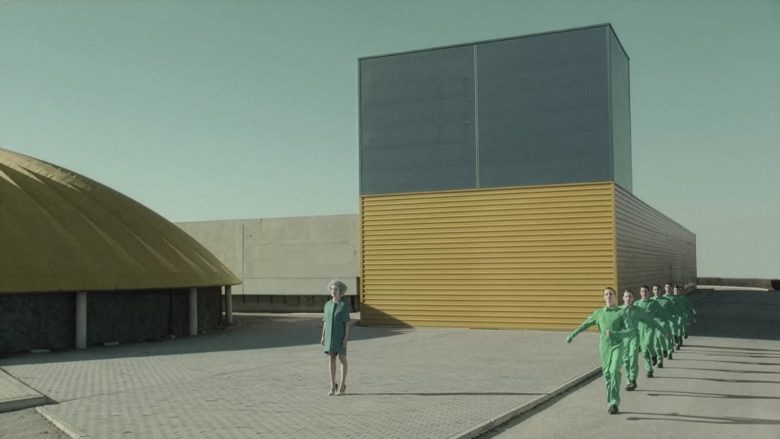 Cesión de vestuario de Ana Locking para el videoclip de St Vincent 