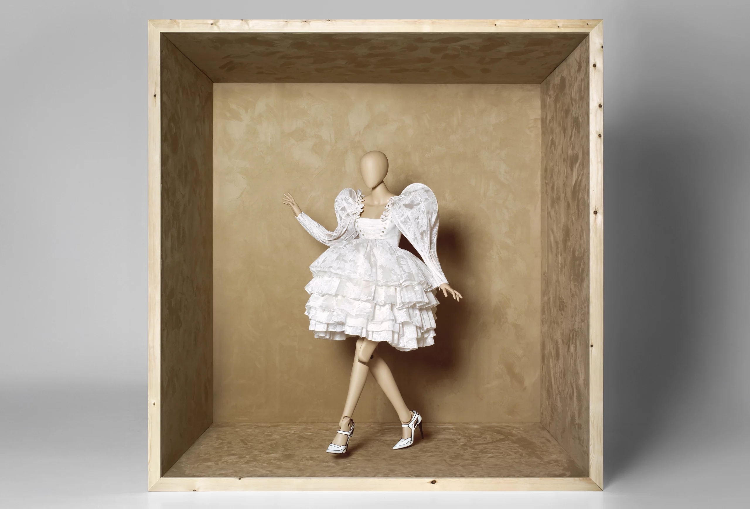 Nostalgia/Utopía, retrospectiva de Ana Locking en la sala Canal de Isabel II de Madrid