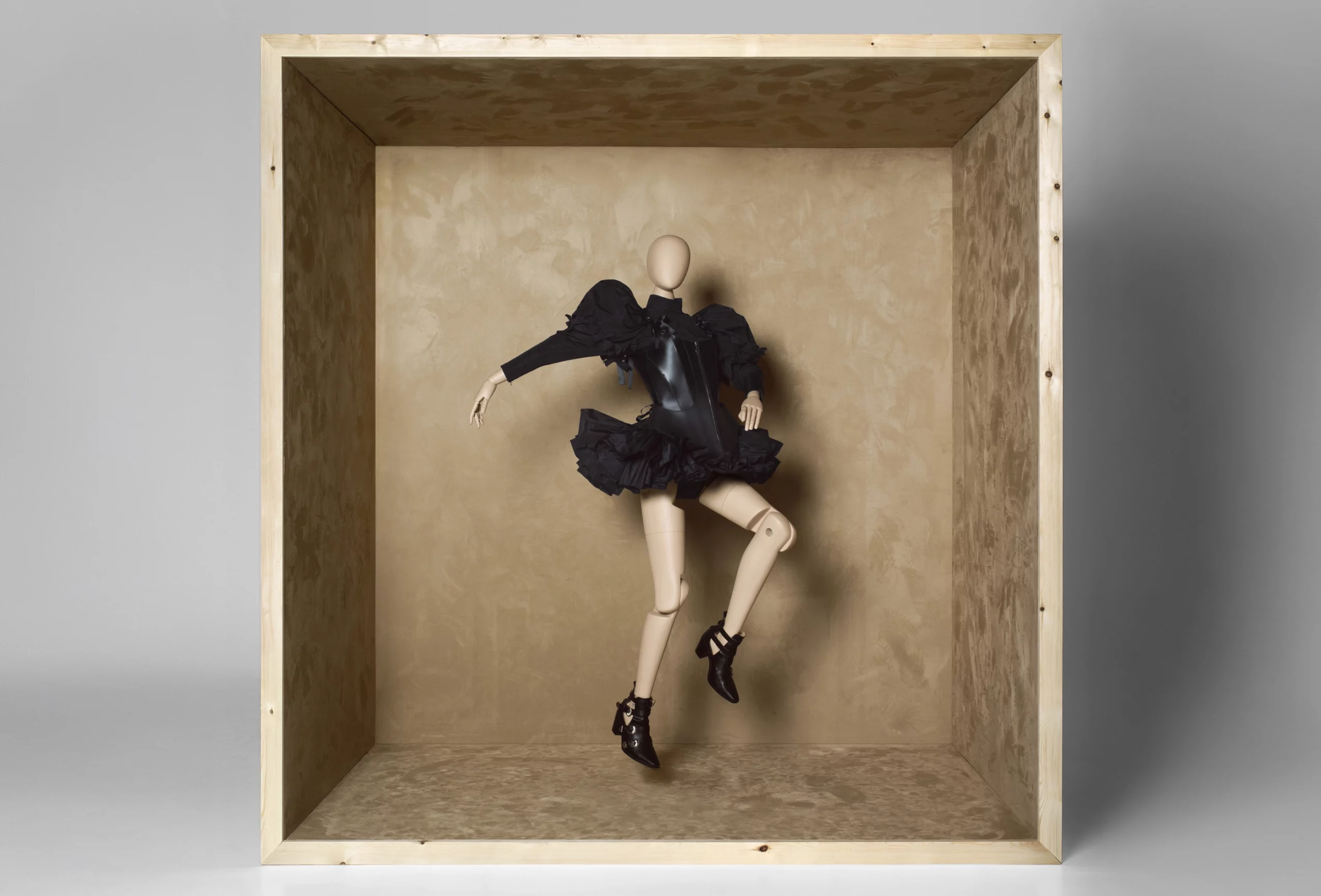 Nostalgia/Utopía, retrospectiva de Ana Locking en la sala Canal de Isabel II de Madrid