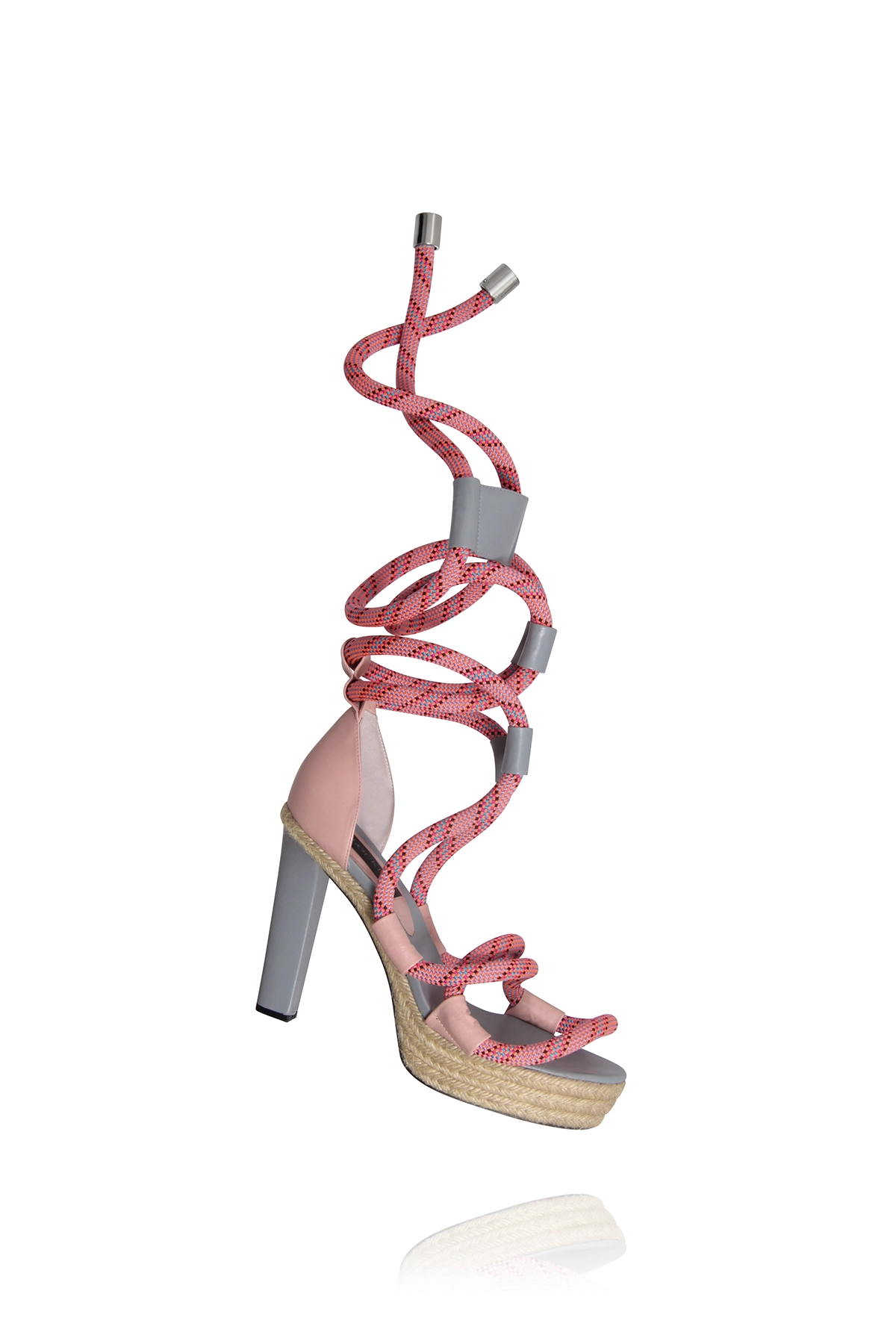 Sandalia de esparto y piel de la colección 