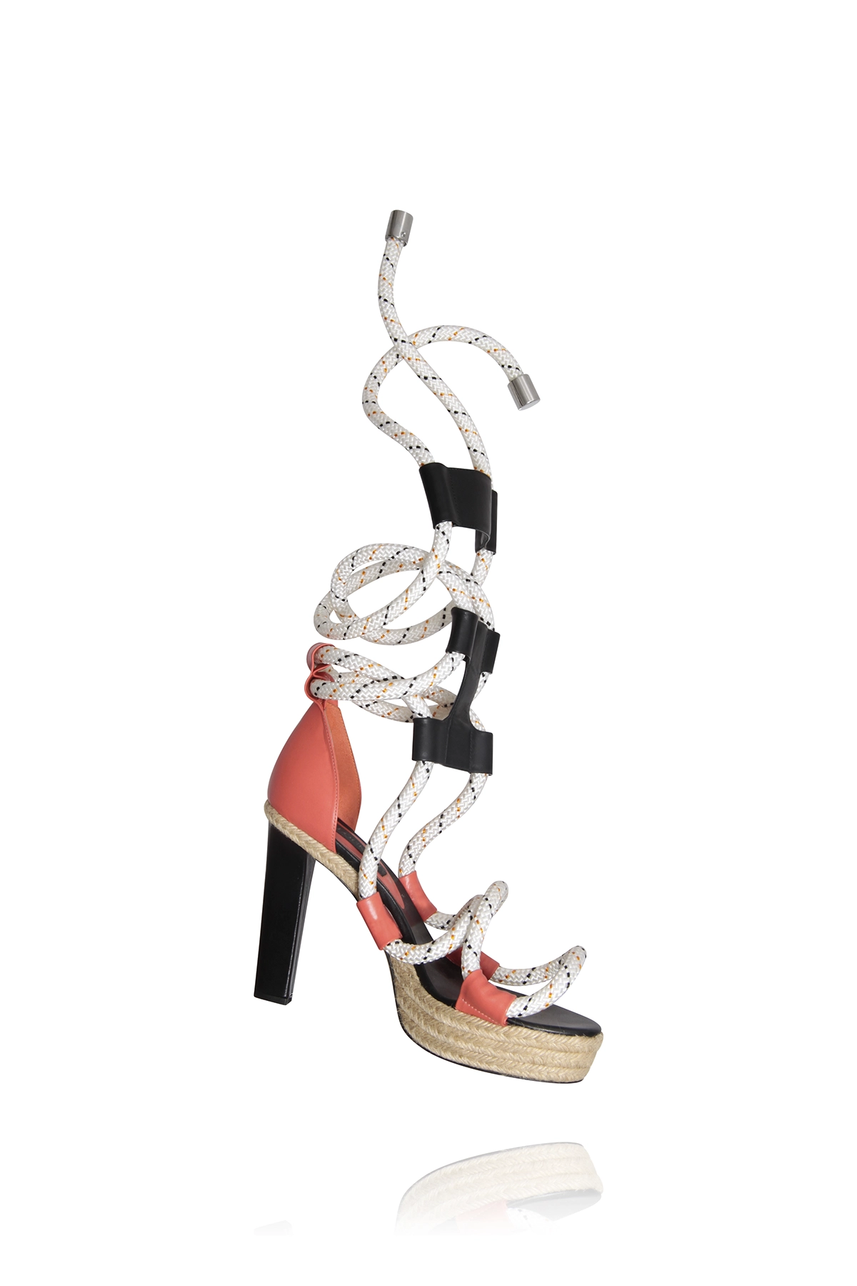 Sandalia de esparto y piel de la colección 