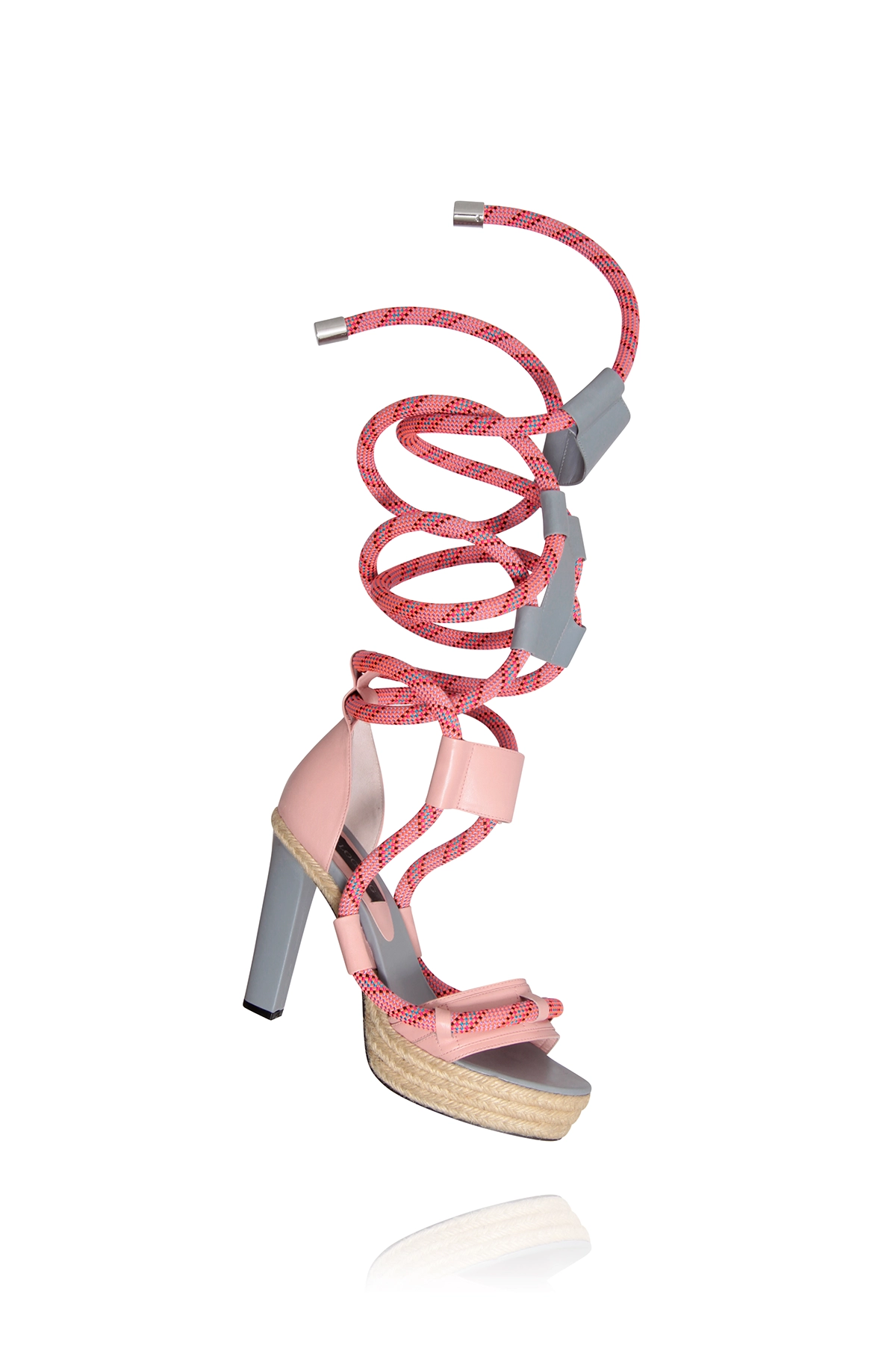 Sandalia de esparto y piel de la colección 