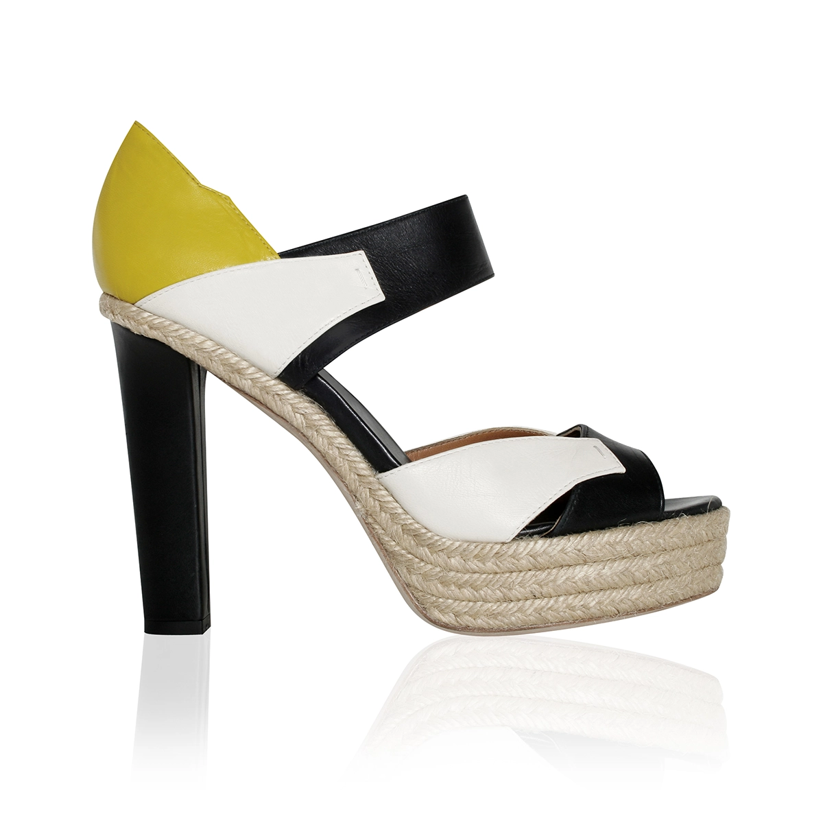 Zapato de esparto y piel de la colección 