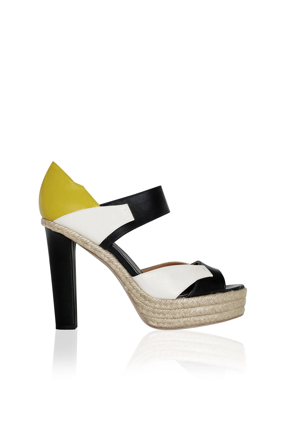 Zapato de esparto y piel de la colección 