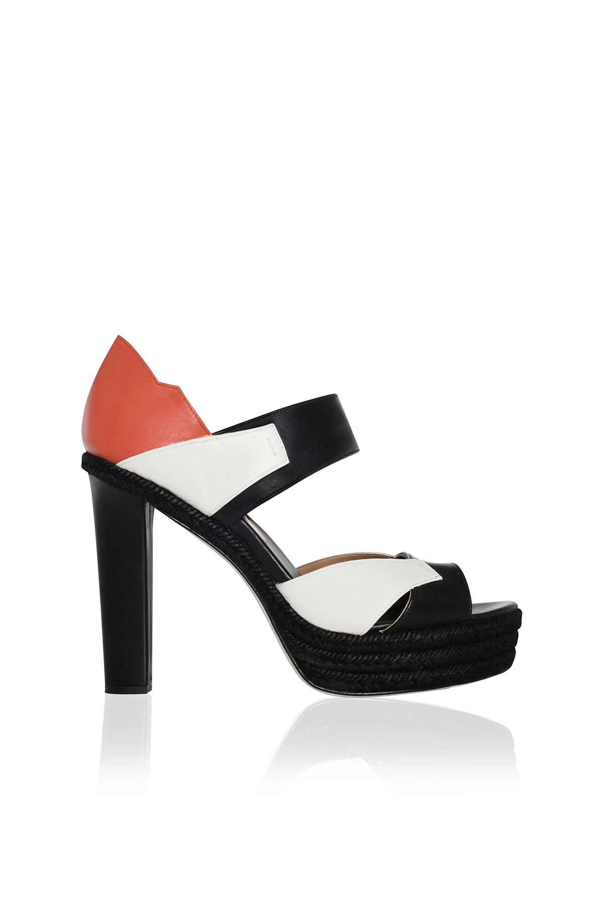 Zapato de esparto y piel de la colección 