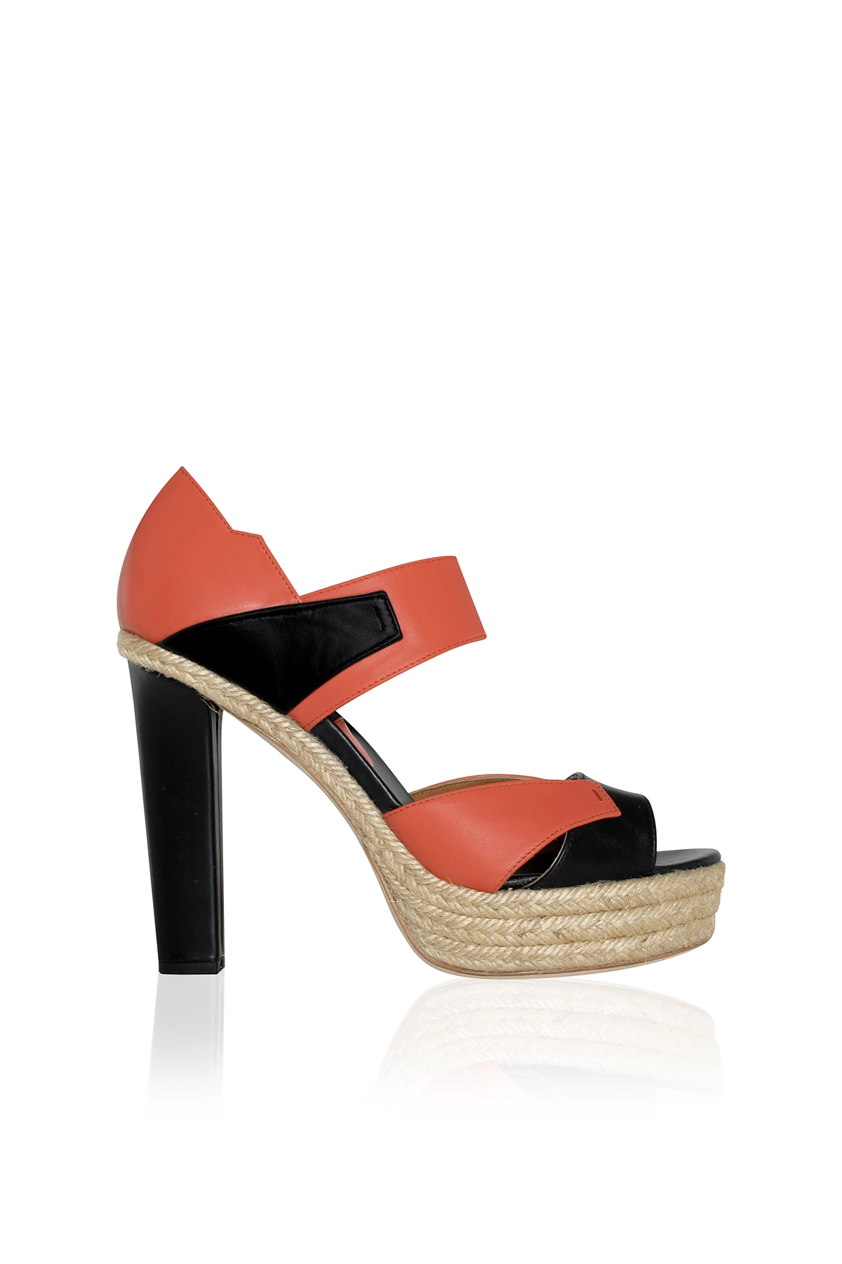 Zapato de esparto y piel de la colección 