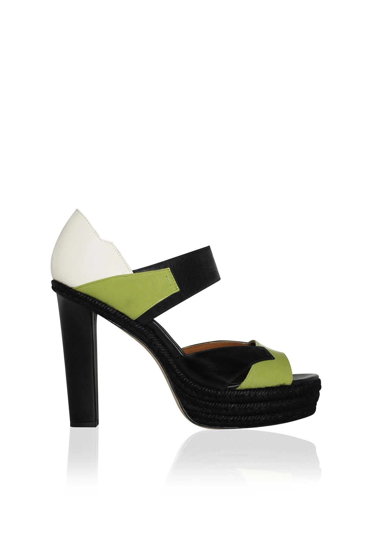 Zapato de esparto y piel de la colección 