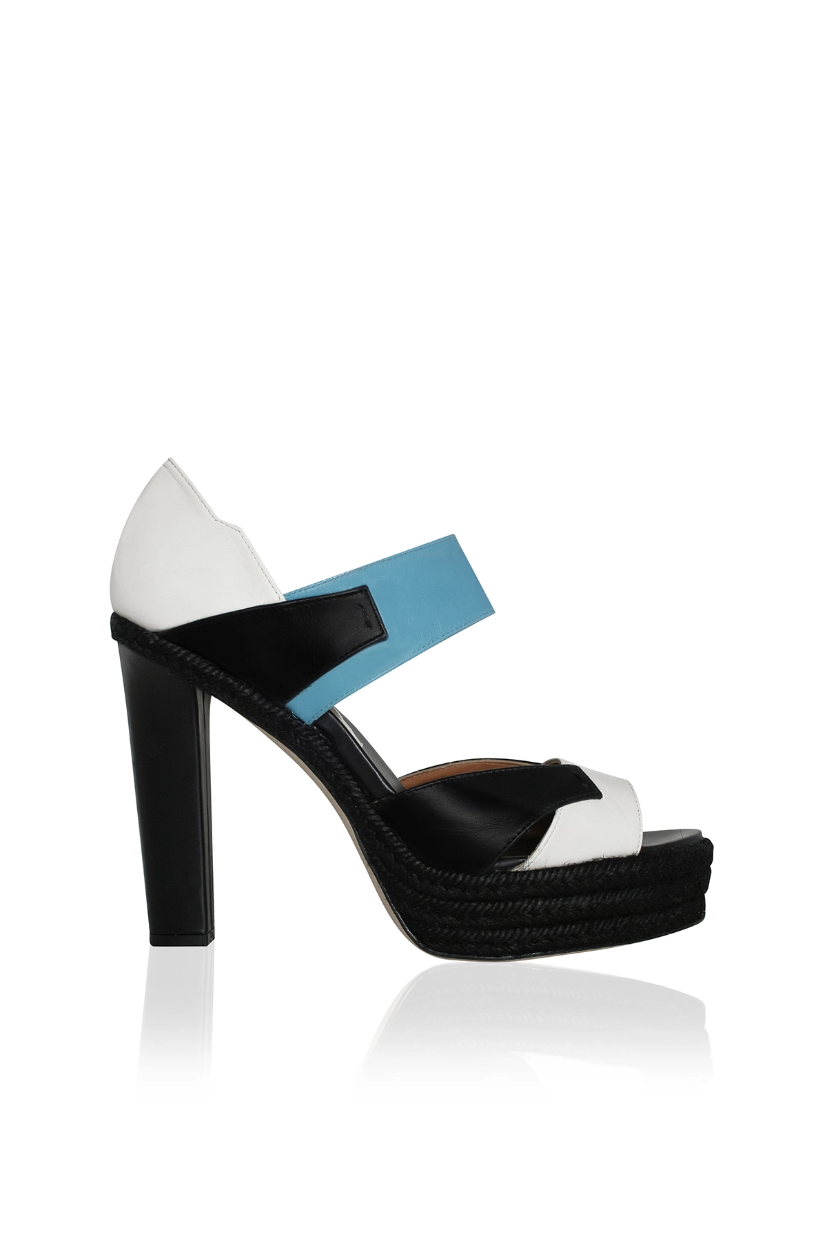 Zapato de esparto y piel de la colección 