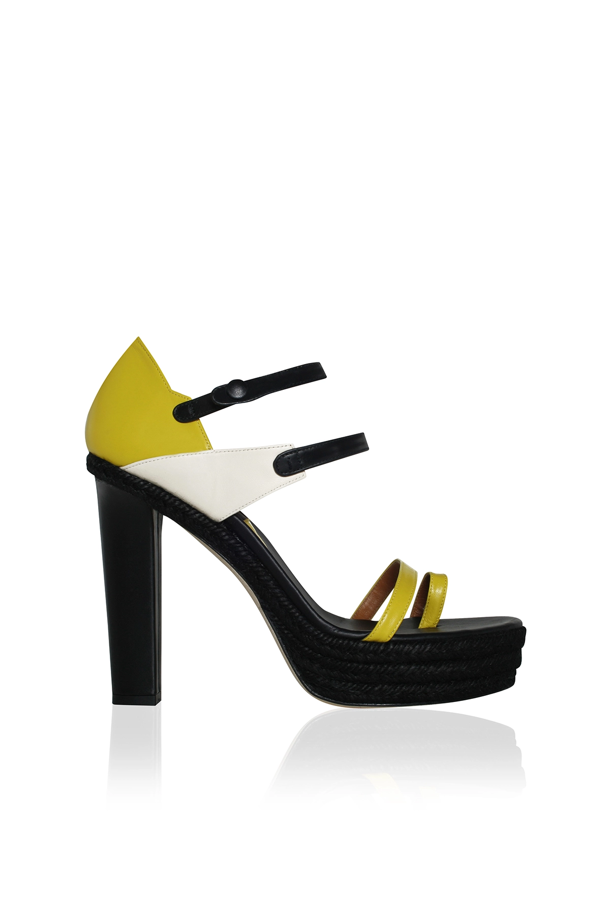 Zapato de esparto y piel de la colección 