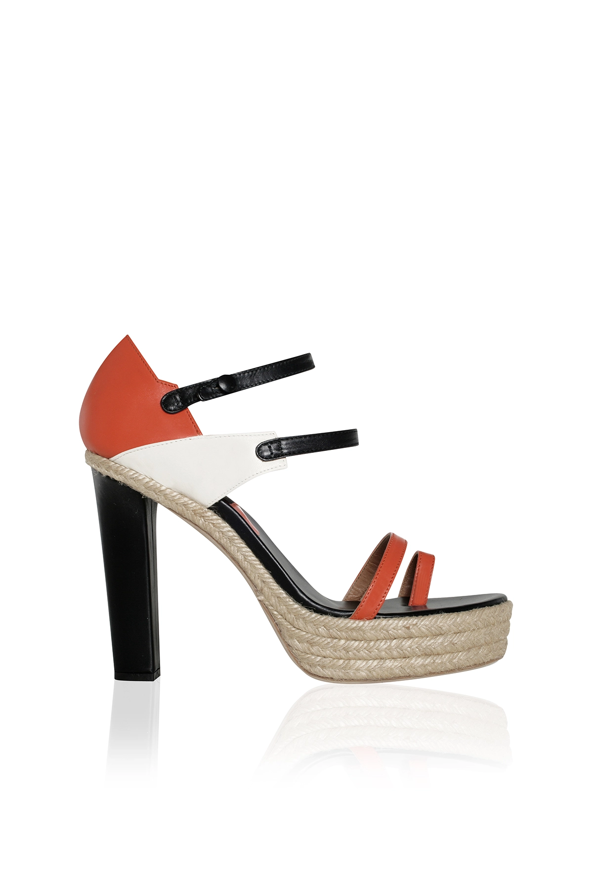 Zapato de esparto y piel de la colección 