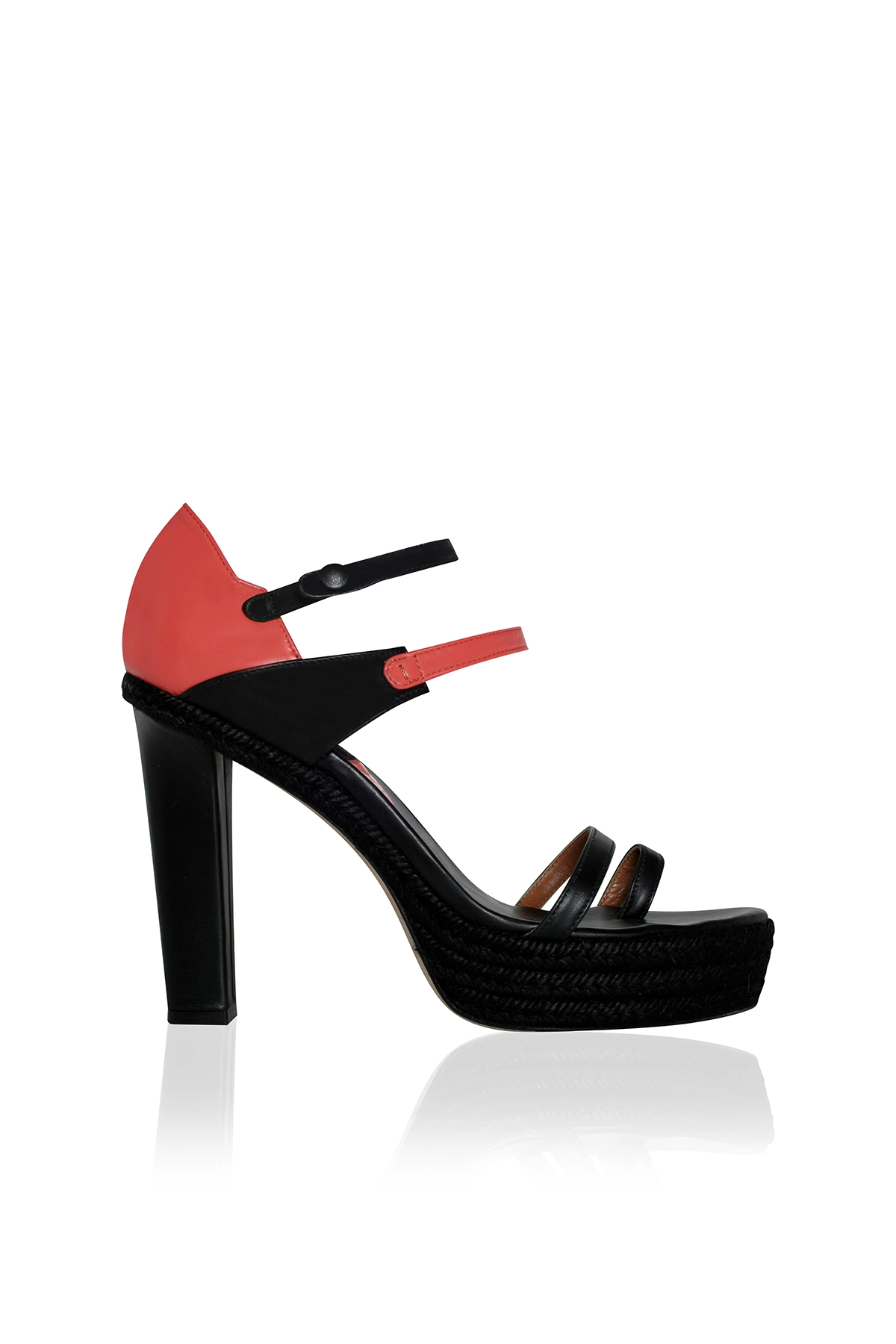 Zapato de esparto y piel de la colección 