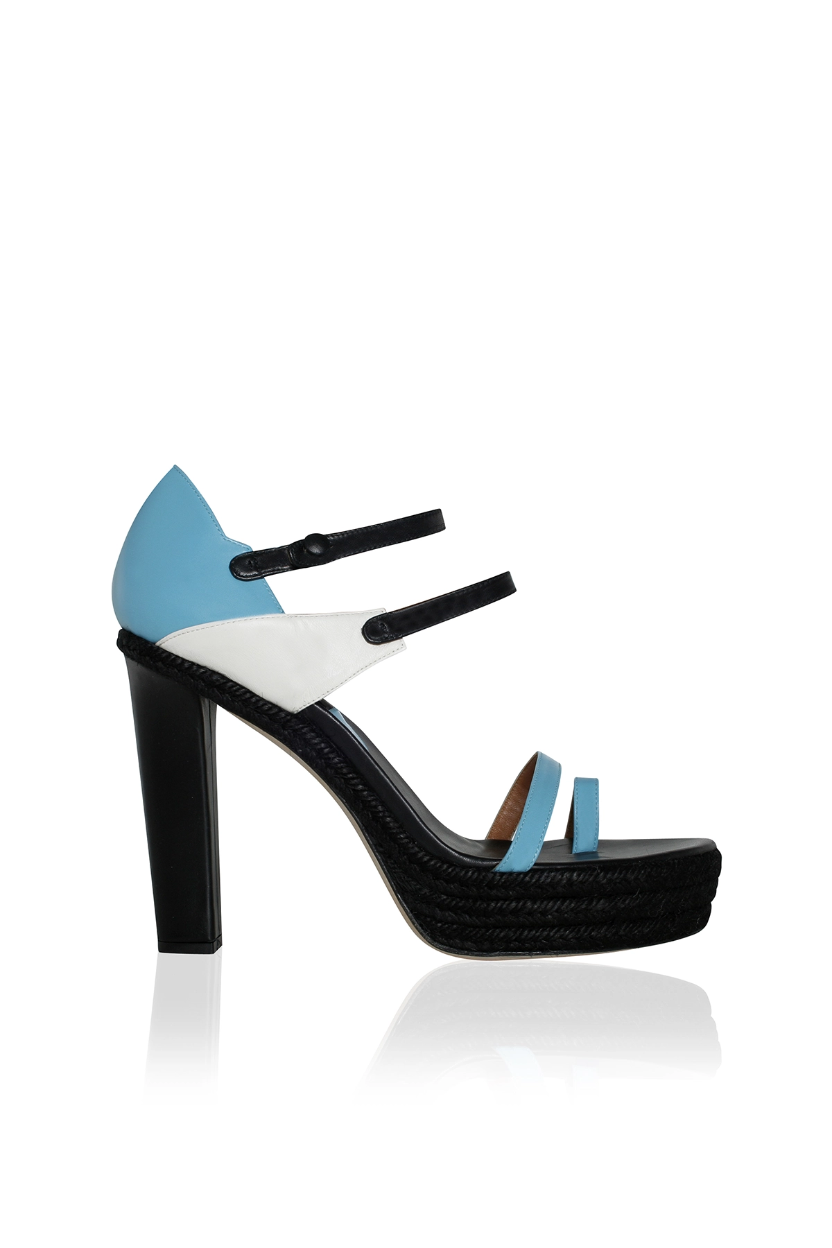 Zapato de esparto y piel de la colección 