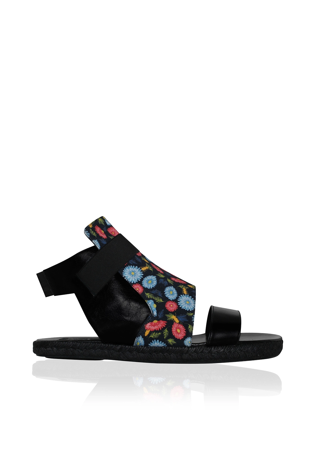 Sandalia de esparto y piel de la colección 