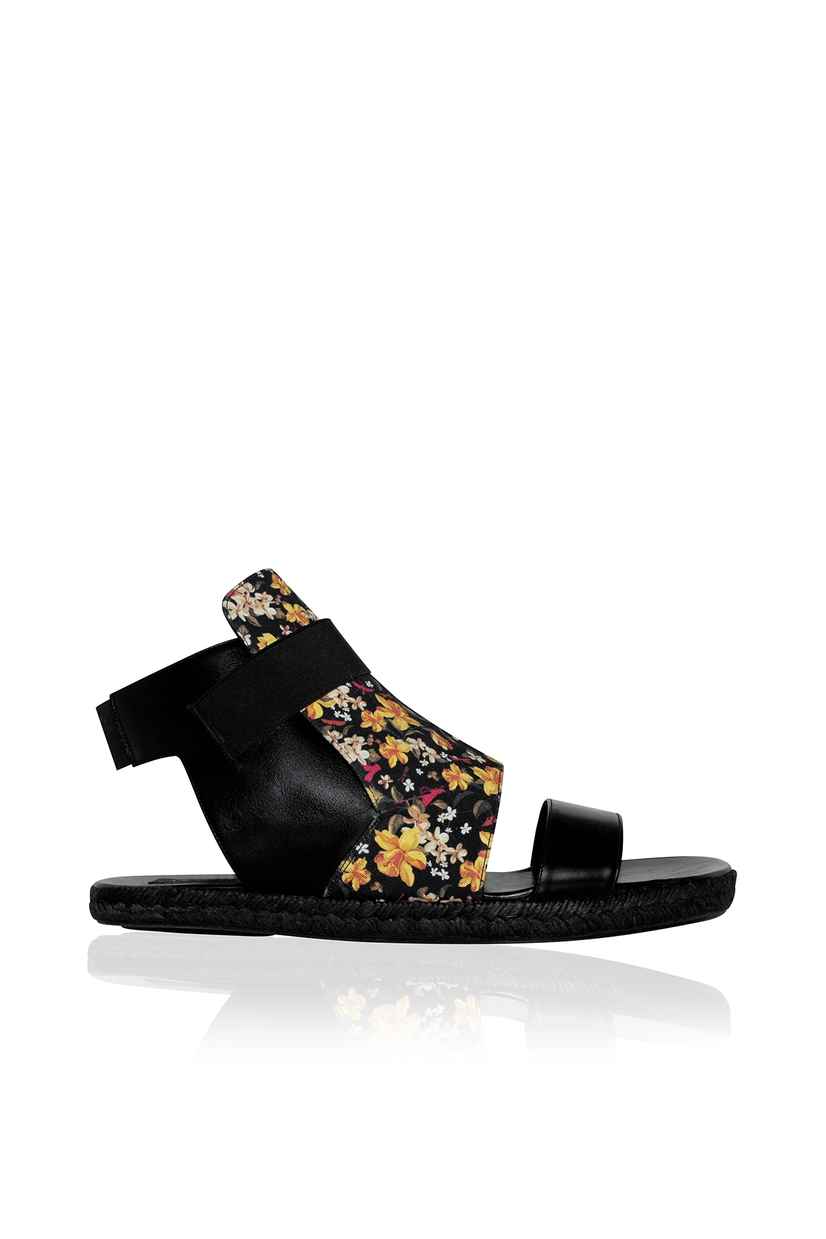 Sandalia de esparto y piel de la colección 