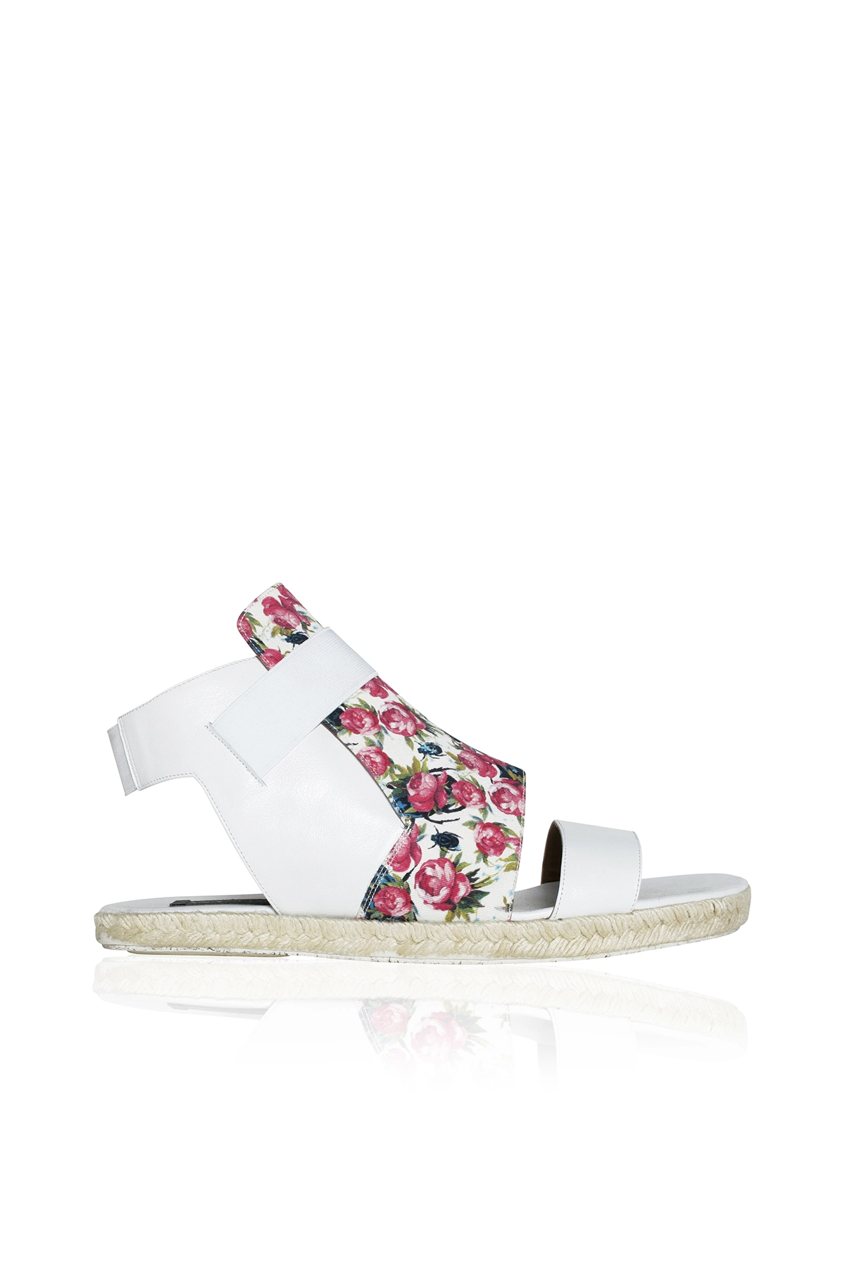 Sandalia de esparto y piel de la colección 