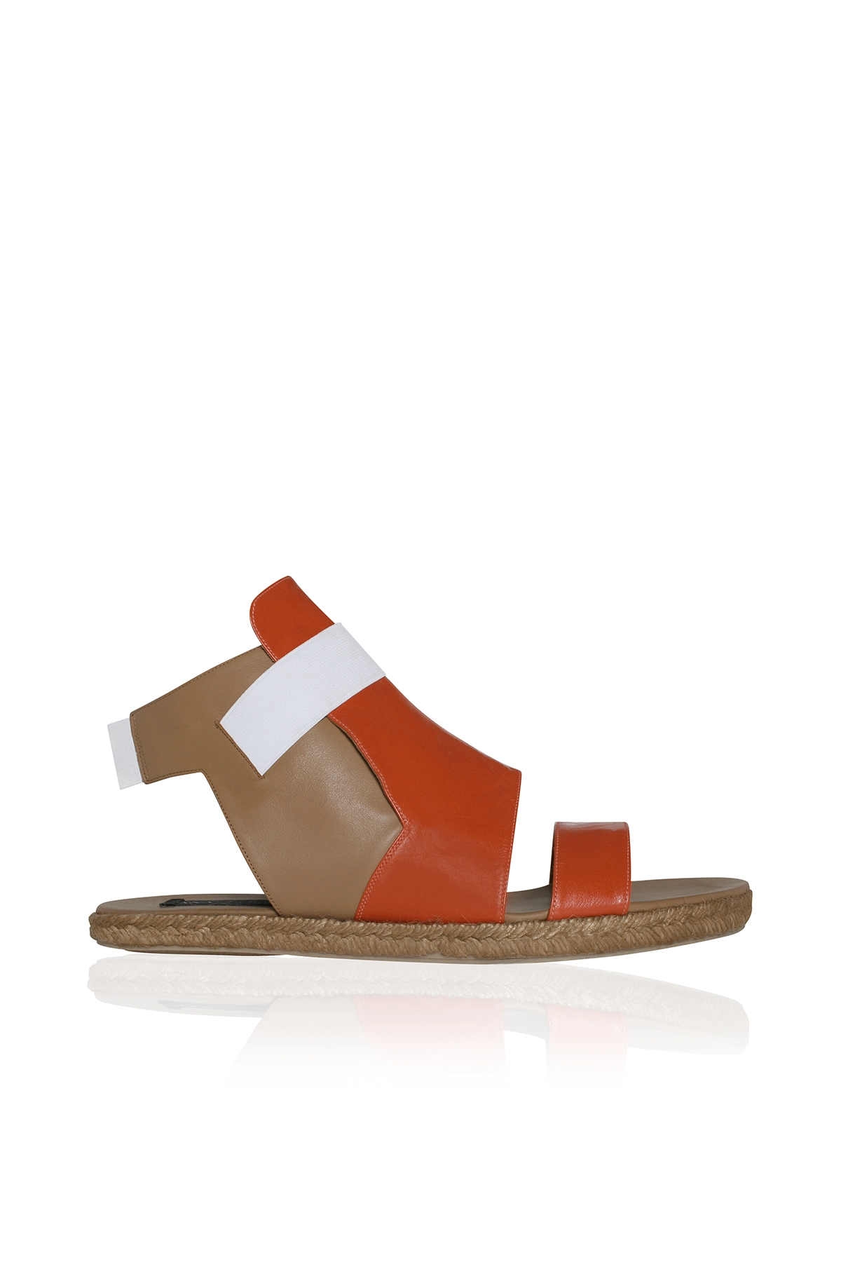 Sandalia de esparto y piel de la colección 