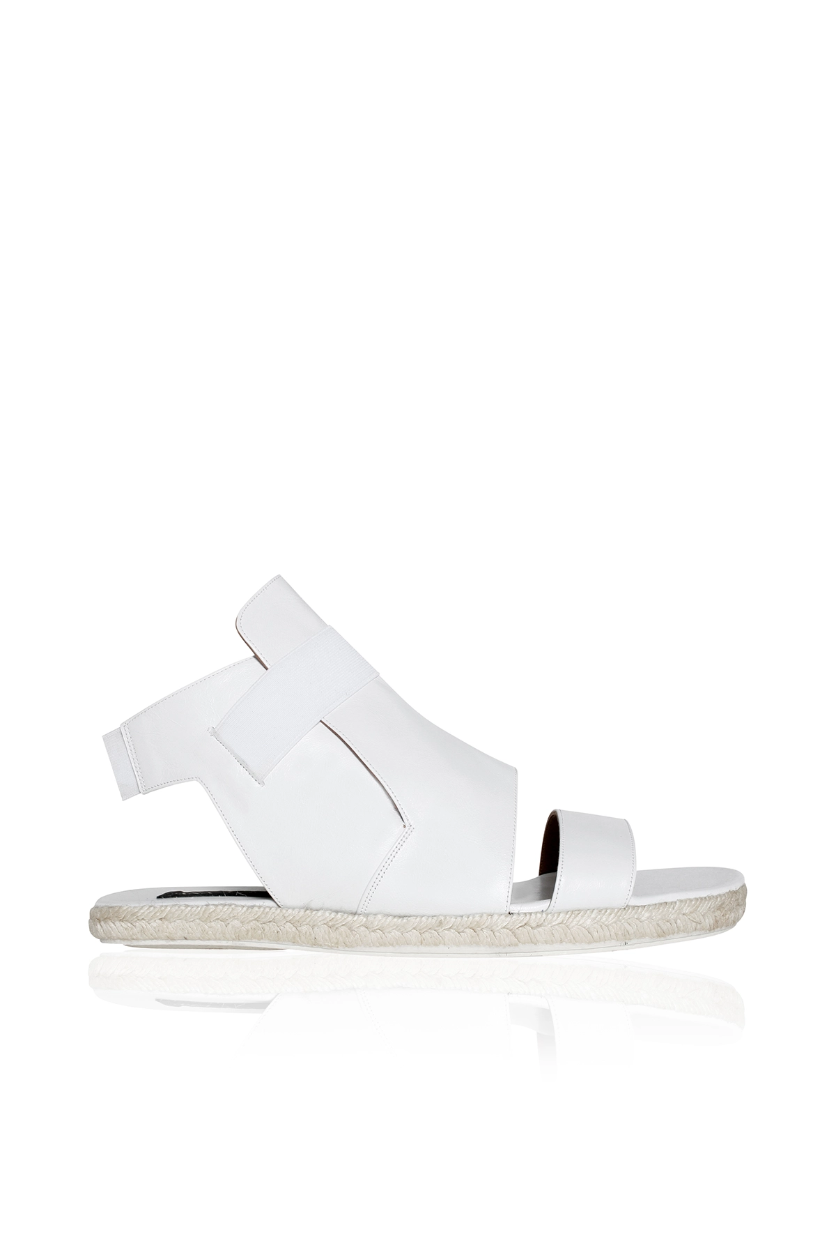 Sandalia de esparto y piel de la colección 