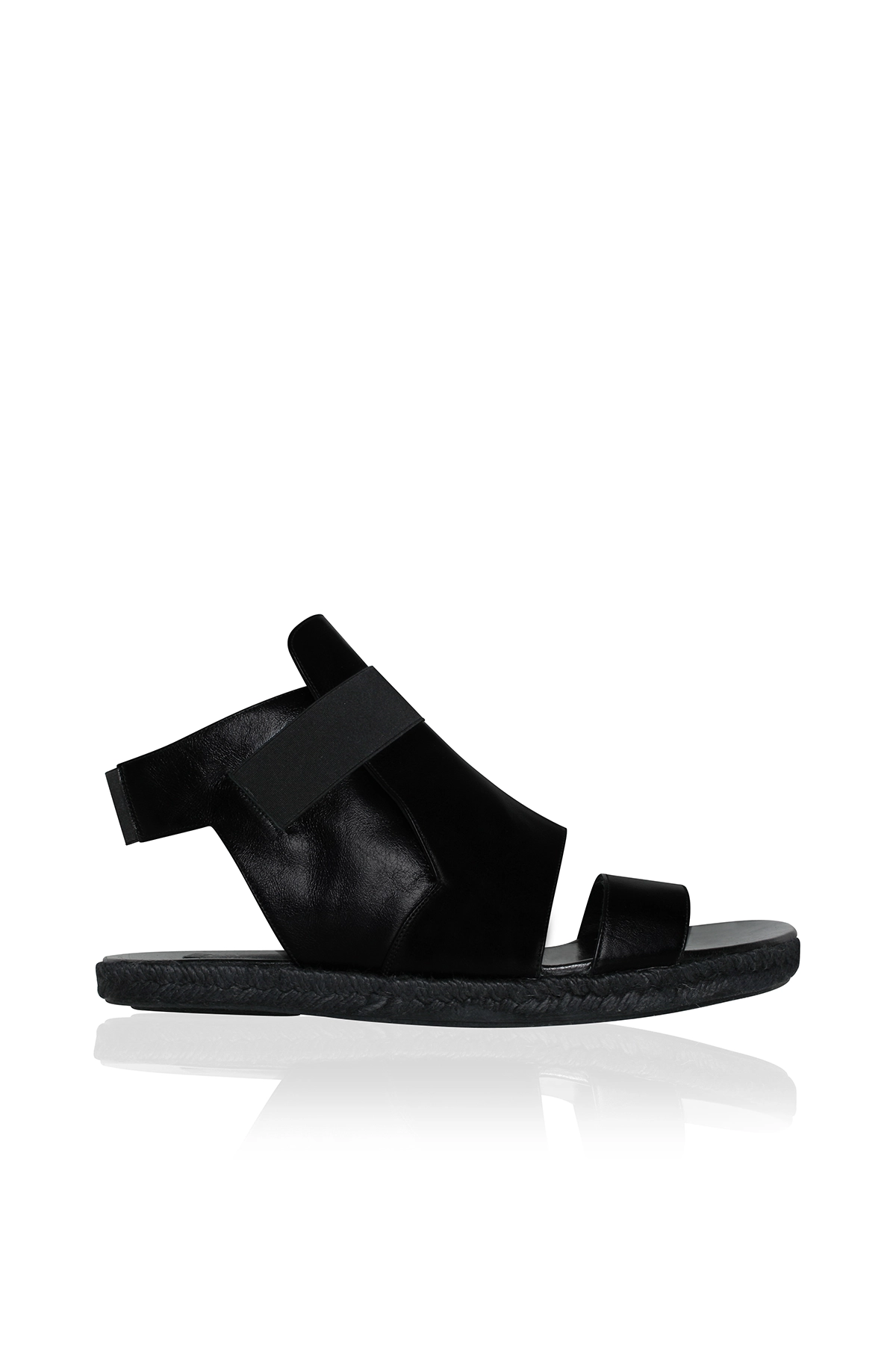 Sandalia de esparto y piel de la colección 